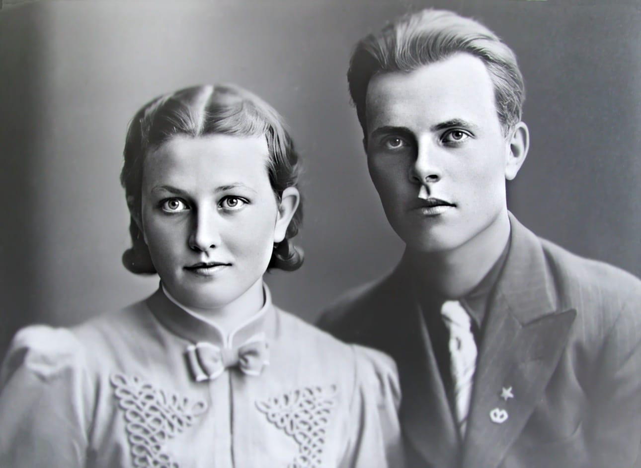 Nuorenparin kihlakuva. Aarre Marttila kihlautui jalasjärveläisen Siiri Rajalan kanssa välirauhan aikana 17.8.1940.