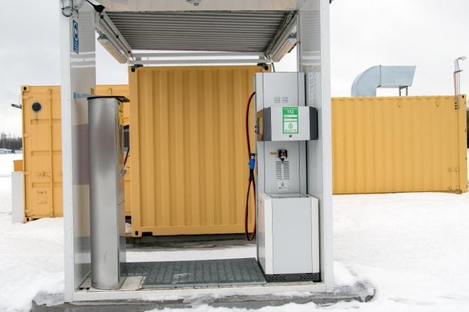 Suupohjan maatalousoppilaitoksella oleva biokaasun tankkausasema suljettiin vuodenvaihteessa. Tankkauslaitteistoon on esimerkiksi asennettu putkia, jotka eivät ilmeisesti täytä kaasumääräyksiä. KUVA: JORMA HAVULA