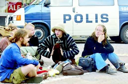 Piknik parkkiruudussa. Maan ystävät toivottivat kaikki tervetulleiksi nauttimaan eväistä ja kauniista päivästä Oulun keskustaan. Kuvassa Viljo Lehmusketo, Minna Miettilä, Hannu Seppälä ja Anitta Kiviranta.