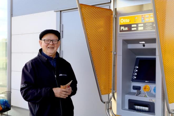 Hannu Laakson mielestä Jalasjärvellä pitäisi nykyisen pankkiautomaatin lisäksi olla toinenkin automaatti. Uuteen automaattiin voi tallettaa seteleitä. Kolikkoja sinne ei voi laittaa. Automaatissa oli viikonloppuna tekninen ongelma, mutta nyt sen pitäisi toimia. KUVA: HELENE VARILA