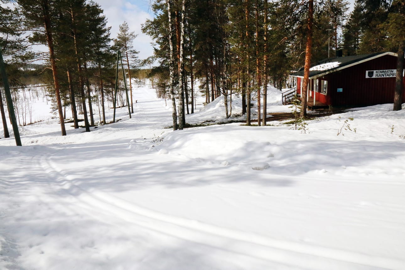 Kommattivaaran ympäristössä Sodankylässä ajetaan koneella yhä 13 kilometrin verran hiihtolatua. Yrittäjän mukaan tilanne on poikkeuksellinen.