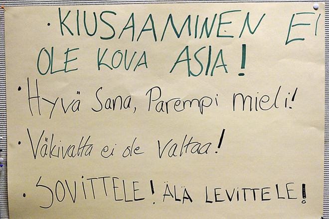 Koulukiusaaminen on isossa mittakaavassa vähentynyt, mutta samalla kiusaamistapaukset ovat aiempaa syvempiä ja hankalampia. Kiusaamista on jo ehkäisty monella tavalla, mutta lisää toimenpiteitä tarvitaan. Kuvassa koululaisten pohdintaa, kun kiusaamista on käsitelty tunnilla. KUVA: Jarkko Mikkonen