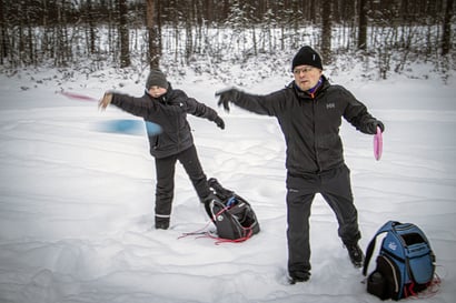 Palkin uusi frisbeegolfrata on vasta alkua – laji kasvaa kovaa vauhtia Tyrnävällä, tietää Vuoden urheilutekopalkinnon saanut Lasse Räihä