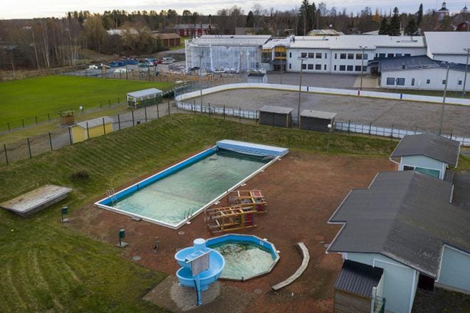 Mustasaari on budjetoinut 110 000 euroa Sulvan maauimalan peruskorjaukseen. Altaissa polskutellaan jälleen ensi kesänä, mikäli valtuusto hyväksyy hankkeen. KUVA: JARNO PELLINEN