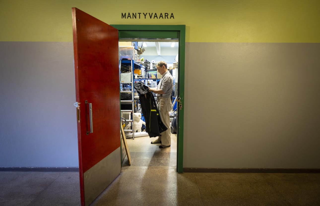 Kuvauspaikalla pukijoilla on isoja vaatteita ja lämpötakkeja valmiina. Ne saadaan nopeasti vedettyä muiden vaatteiden päälle. Lämmittelemään pääsee myös ”lentävään linnaan”, suksilla kulkevaan lämmitettyyn koppiin. Paikalle voidaan tuoda myös sauna.