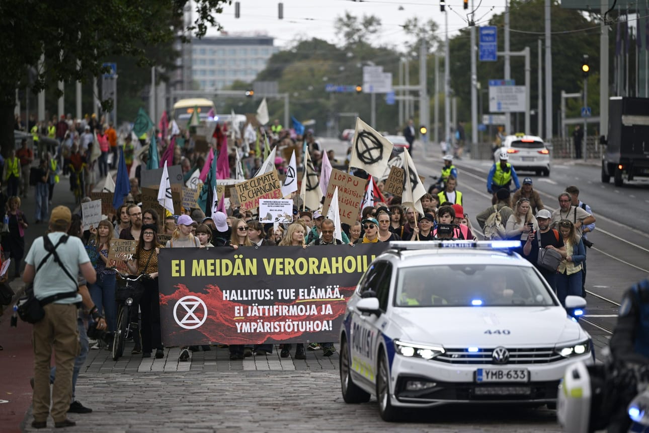 Poliisi varoittaa, että mielenosoitus saattaa aiheuttaa merkittävää liikennehaittaa Helsingin keskustassa iltapäivällä viiden jälkeen. Kuva alkuviikolta Kiehumispiste-mielenosoituksen yhteydestä. LEHTIKUVA / Antti Aimo-Koivisto
