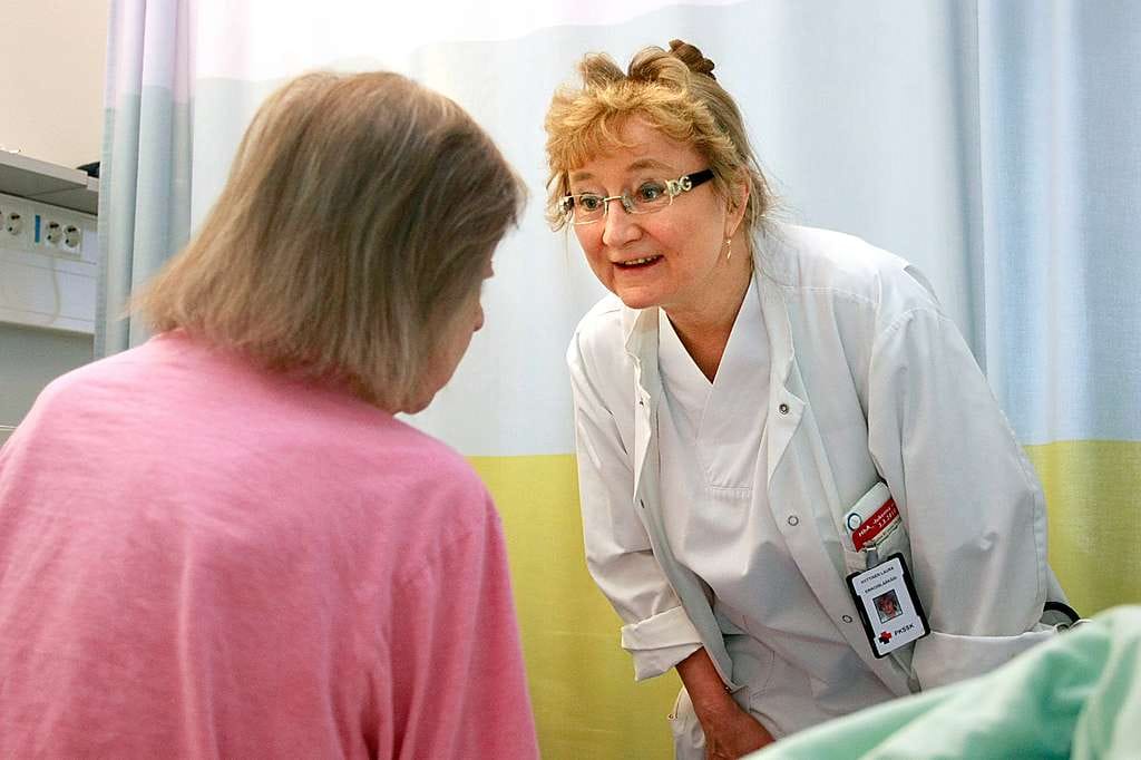 "On huolestuttavaa, että moni valtimotautipotilas on jättänyt kolesterolilääkkeet pois. Ilmiö näkyy meillä sairaalassakin", Laura Hyttinen kertoo. "Viime viikolla potilas tuli rintakipujen takia sairaalaan, ja hän kertoi lopettaneensa statiinit. Akuutit oireet palasivat, ja meidän piti aloittaa lääkitys uudelleen", Hyttinen jatkaa. Hän tiedustelee sydämen vajaatoimintaa sairastavan potilaan vointia lääkärikierrolla Pohjois-Karjalan keskussairaalassa.