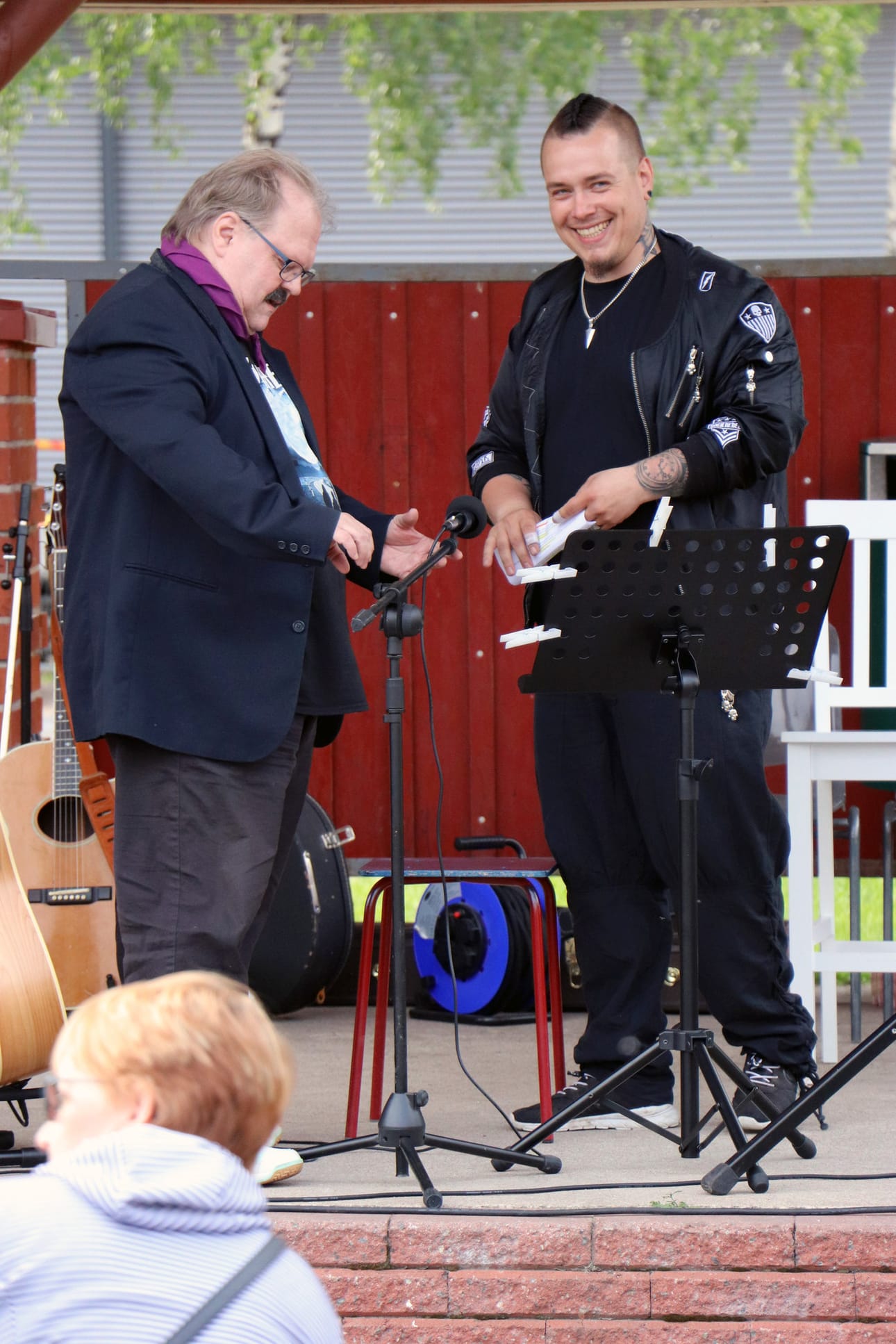 Aktiivinen tapahtumajärjestäjä Juha Mertala (oik.) järjesti myös Open Stage -tilaisuuden. Markku Kemppainen oli yksi lavalla nähdyistä esiintyjistä.