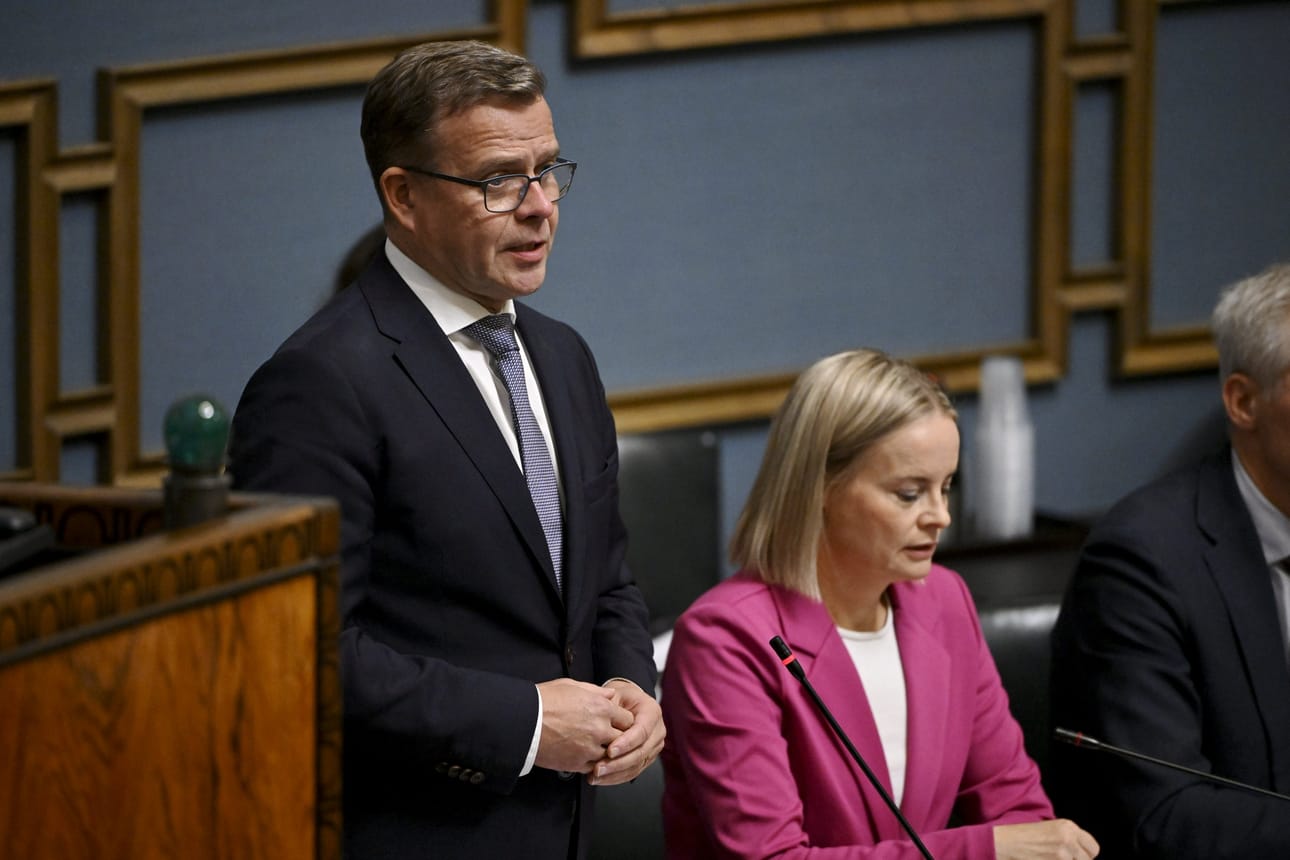 Pääministeri Petteri Orpo (kok.) ja valtiovarainministeri Riikka Purra (ps.) eduskunnan suullisella kyselytunnilla torstaina. LEHTIKUVA / Antti Aimo-Koivisto