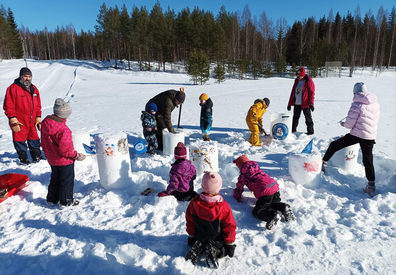 Ähtärin Mustikkavuoren maastoissa tehdään jälleen lumiukkoja hiihtolomaviikolla, mikäli sääolot antavat myöden. Kuva on viime vuoden tapahtumasta.