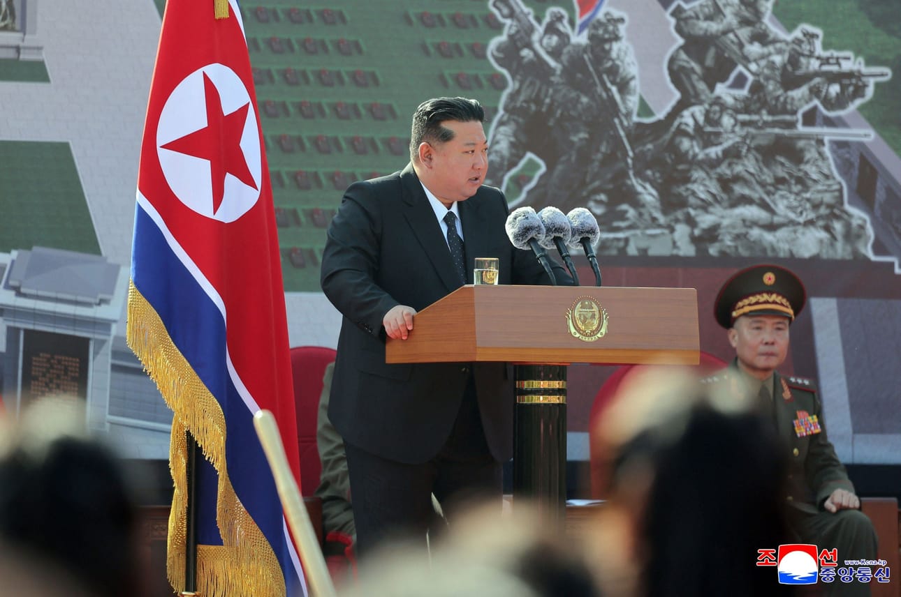 Pohjois-Korean johtaja Kim Jong-un on ilmaissut, että olisi valmis keskusteluihin, jos Yhdysvallat luopuu vaatimuksesta, että Pohjois-Korea luopuisi ydinaseista. Kuvan on välittäänyt Pohjois-Korean valtiollinen uutistoimisto KCNA, eikä kuvan aitoutta ole voitu todentaa. LEHTIKUVA/AFP