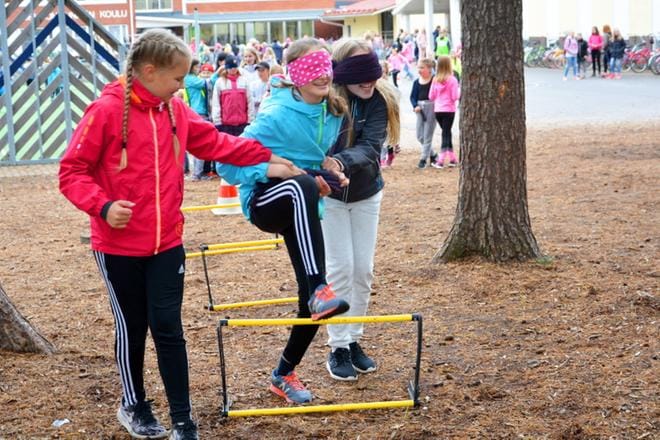Lilja Lassila ohjasi Iiris Järvistä ja Ester Rantasta kaveriradan esteiden läpi. Tyttöjen mukaan hyvä kaveri ottaa mukaan leikkeihin ja kuuntelee. KUVAT MIINA HAKALA