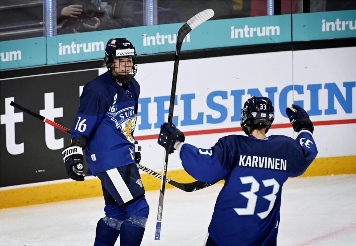 Kumparelaskijat sekä jääkiekon naisten maajoukkue avaavat suomalaisten kilpailut tänään Pekingin olympialaisissa. Kuvassa Naisleijonien Petra Nieminen (vas.) ja Michelle Karvinen. LEHTIKUVA / Antti Aimo-Koivisto
