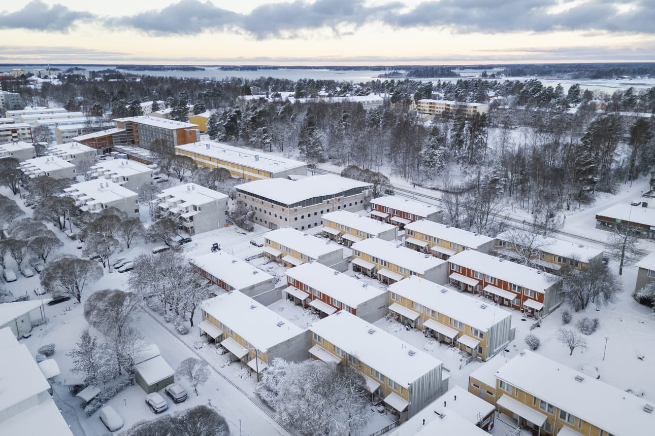 Etualalla olevat rakennukset puretaan. Uudisrakennus nousee Palosaarentien varteen. Opiskelijakylän puolelle tulee muun muassa viheralueita.