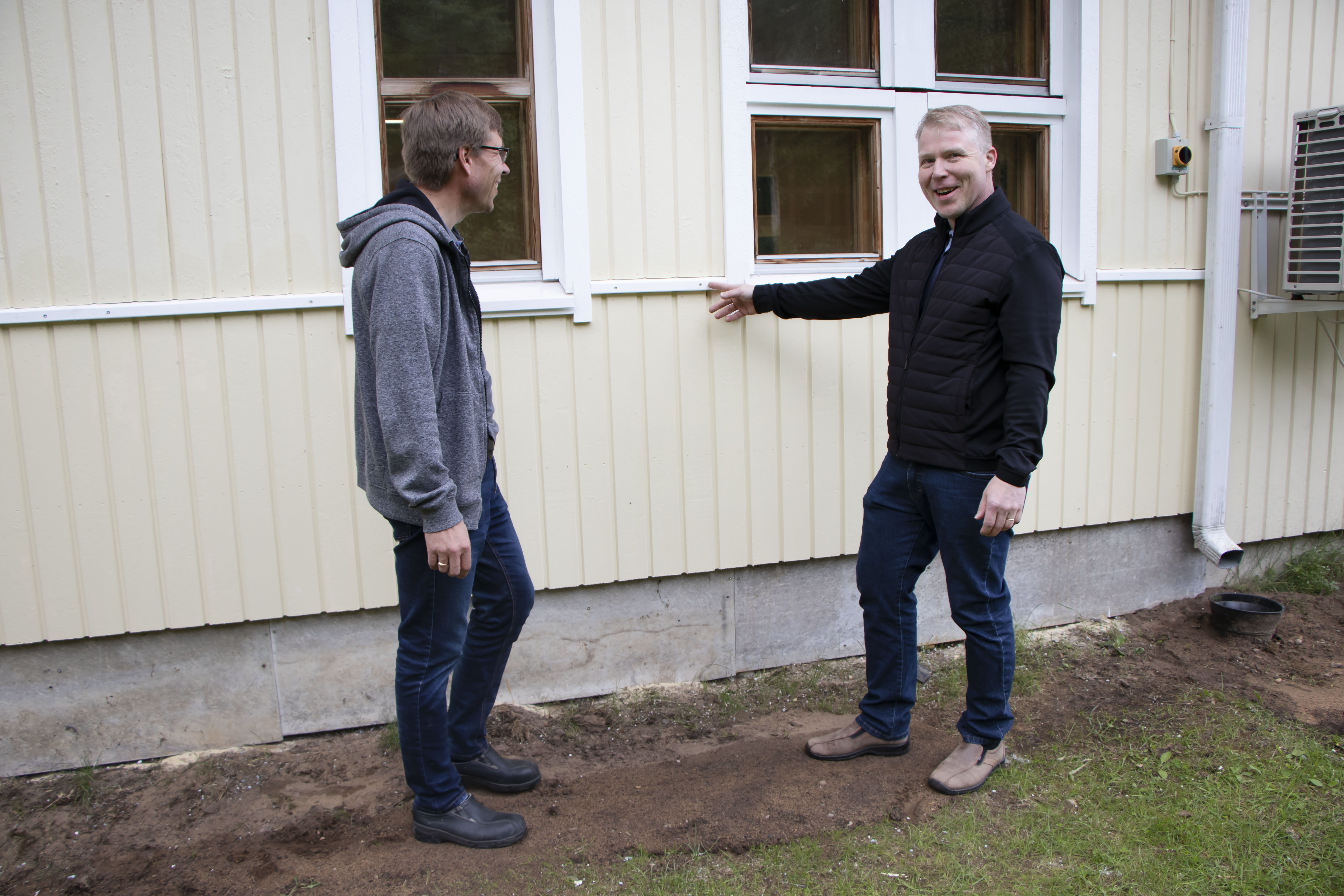 <p>Markku Heikkala ja Ahola Hannu tarkastelemassa Murron rauhanyhdistyksen uutta ulkoilmettä. Vaakarima kertoo, mihin saakka seinän alaosaa on uusittu.</p>