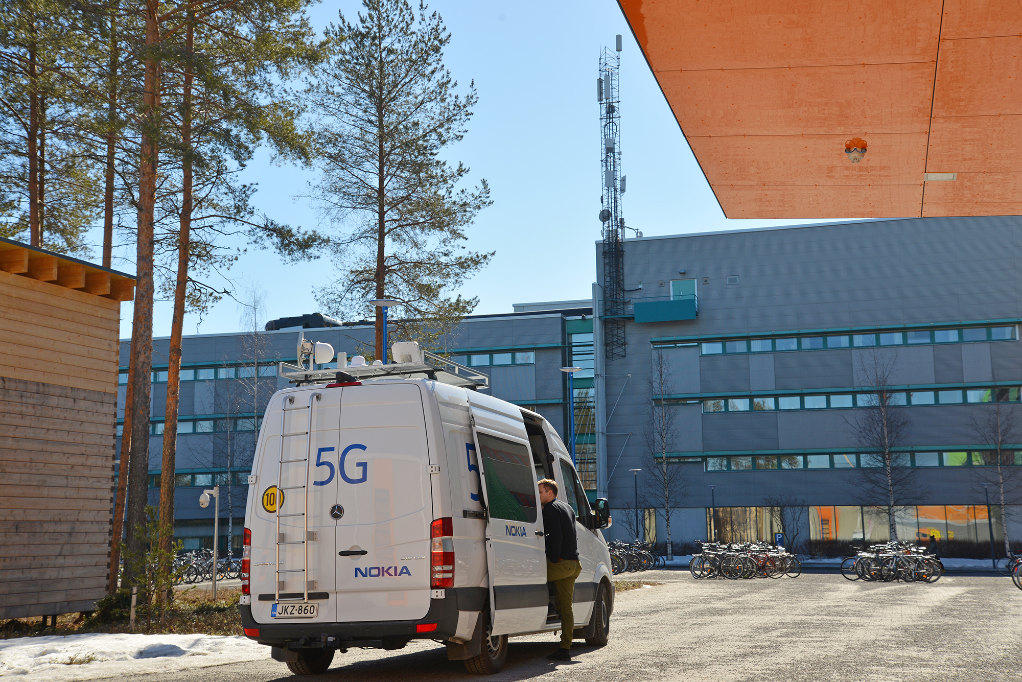 Yliopistolla on avoin 5G-testiverkko. Se tarjoaa mahdollisuuden tulevaisuuden palveluiden kehittämiseen avoimessa ympäristössä.