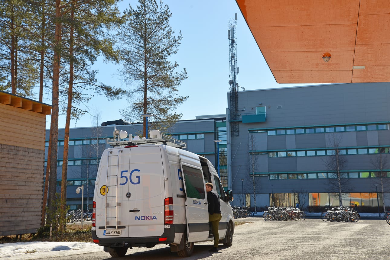 Yliopistolla on avoin 5G-testiverkko. Se tarjoaa mahdollisuuden tulevaisuuden palveluiden kehittämiseen avoimessa ympäristössä.