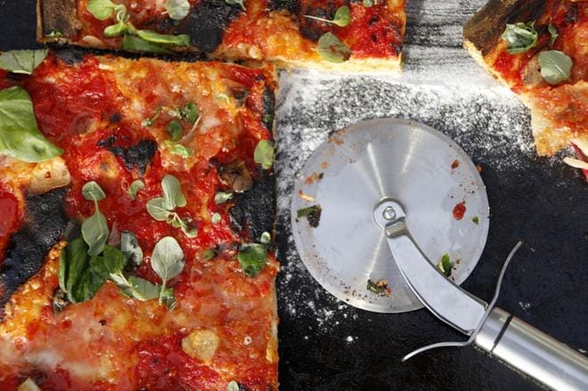 Marinarapizzassa tärkeintä on laadukas tomaattikastike, joka on saanut tekeytyä mielellään yön yli. Mozzarella ja basilika täydentävät tomaattista makua. Kuva: Harri Kuittinen