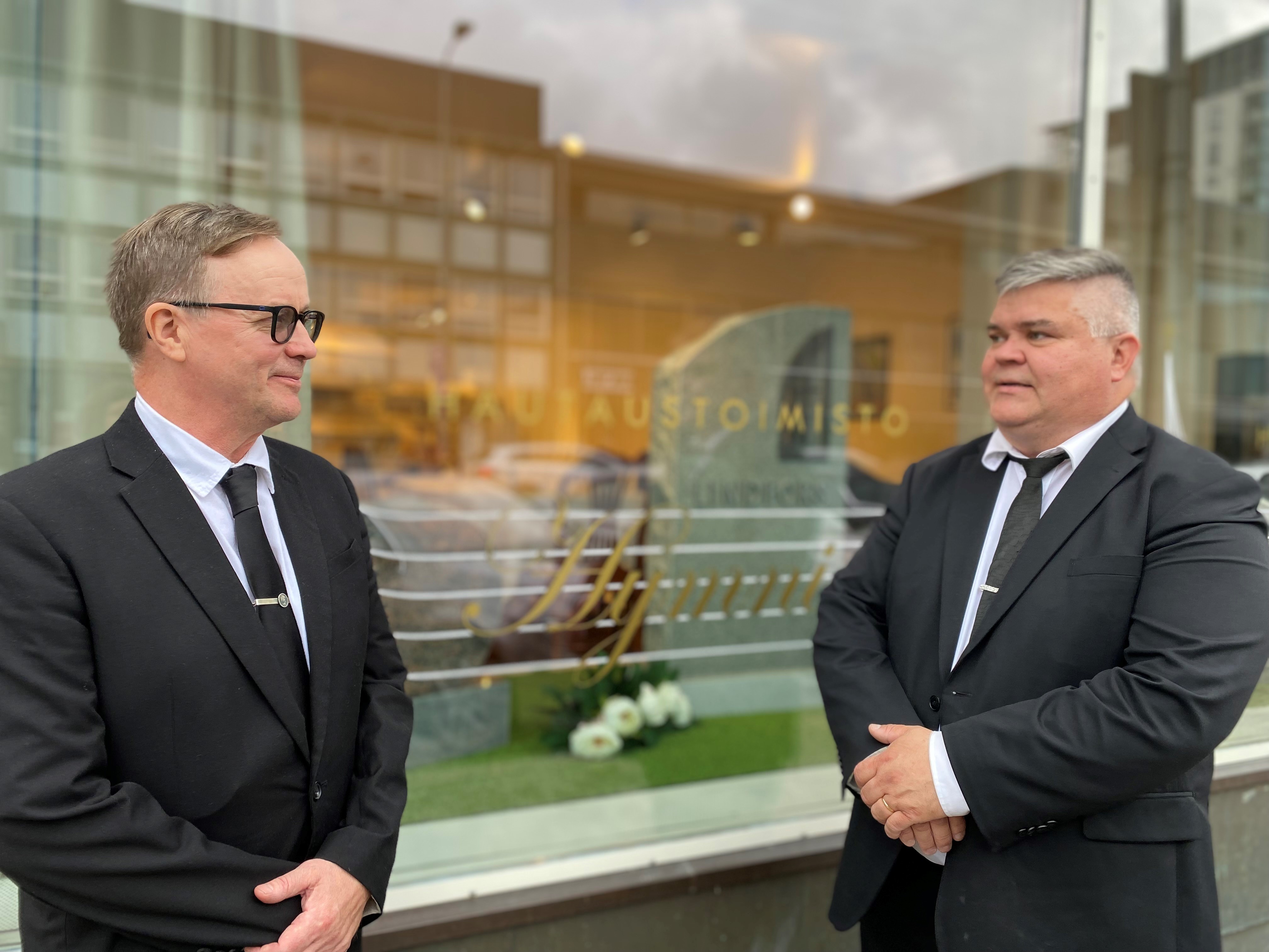 Yläkouluikäisen haave hautaustoimistosta toteutui - sitä ennen elämä ehti viedä miestä rekan nupista koti-isäksi