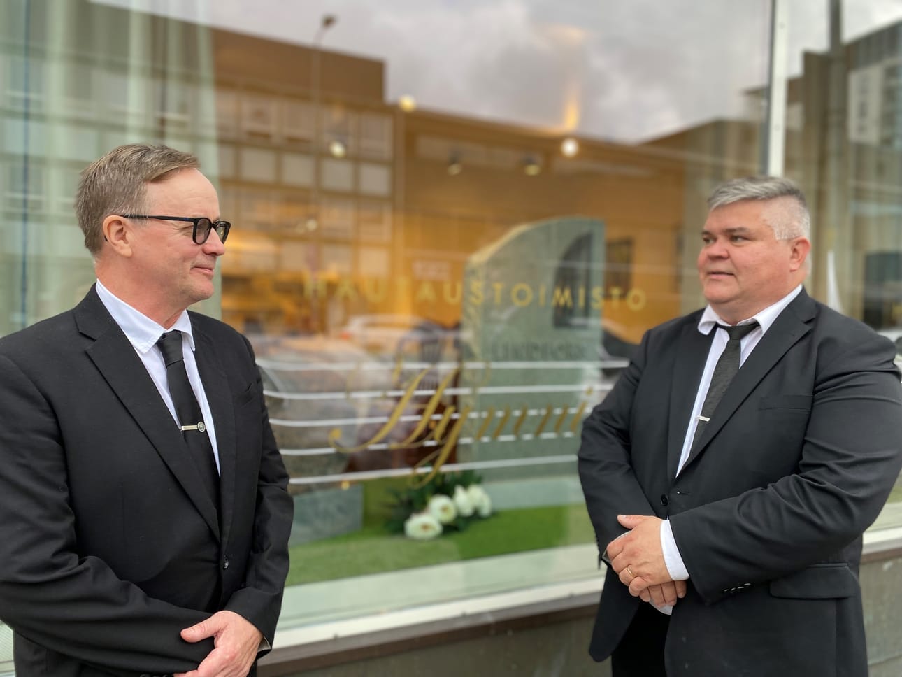 Se, että silmäkulma kostuu, ei ole huono asia tällä alalla, toteaa Eero Järvinen (vas.) Hautaustoimisto Hymnin omistaja Kyösti Nevalalle. Nevala liikuttuu helposti ja se saa näkyä.