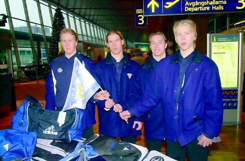 Suurissa saappaissa. Kärppänelikko Joni Pitkänen (vas.), Topi Jaakola, Jussi Jokinen ja Henrik Juntunen kuuluvat 20-vuotiaiden maajoukkueen saranapelaajiin.