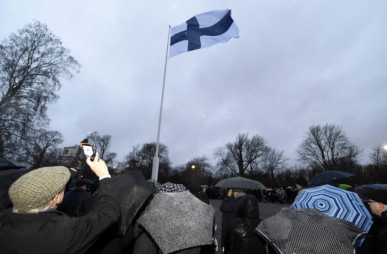 Näin komeasti liehui siniristilippu Helsingin Tähtitorninmäellä itsenäisyyspäivänä 2019.