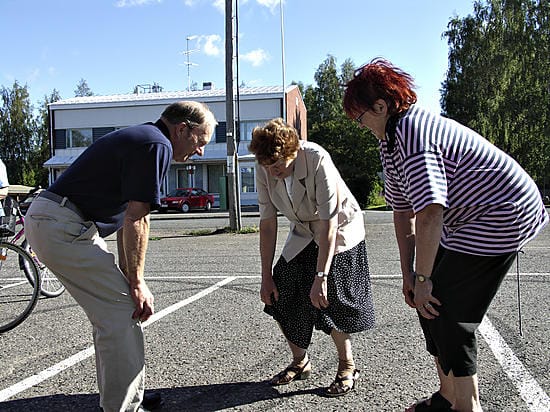 Helgi Saage (kesk.) opetti joogaa vihantilaisille Eino Lumiaholle ja Kirsti Kahila-Utuselle.