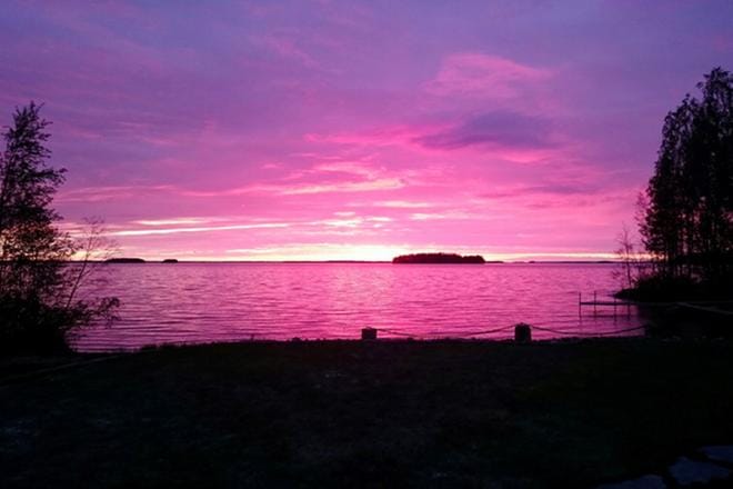 Kesäinen auringonlasku Alajärven Isoniemen kylästä Lappajärvelle. Arkistokuva: Hanne Kivipelto