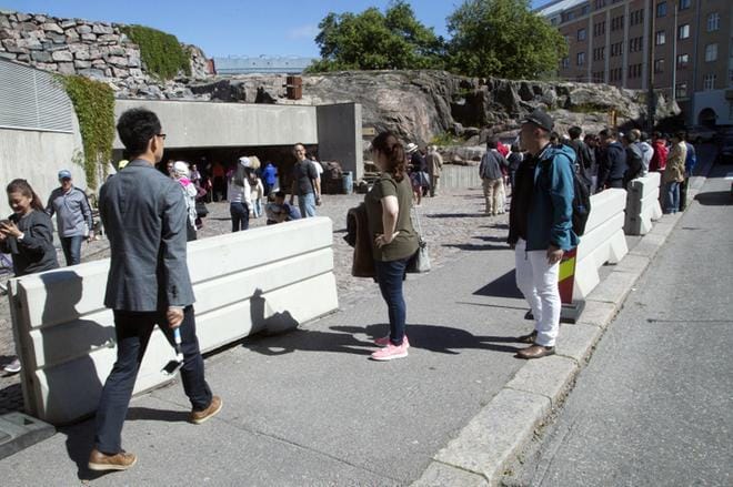 Temppeliaukion kirkon terroriuhka nousi julkisuuteen kesäkuussa. Kirkon edustaa vahvistettiin betoniporsailla. KUVA: Joel Maisalmi