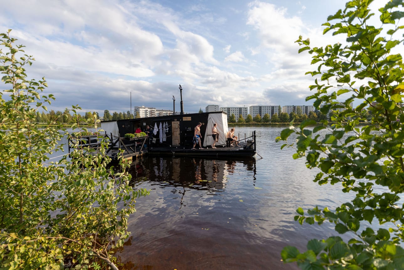 Saunafestivaali on suunnattu kaiken­­ikäisille, sekä sauna­­harrastajille että saunomisen ensi­­kertalaisille. Festarilla pääsee ranta­­saunomaan, pulahtamaan Oulujokeen ja kokemaan samalla sekä uusia että perinteisiä saunaelämyksiä.