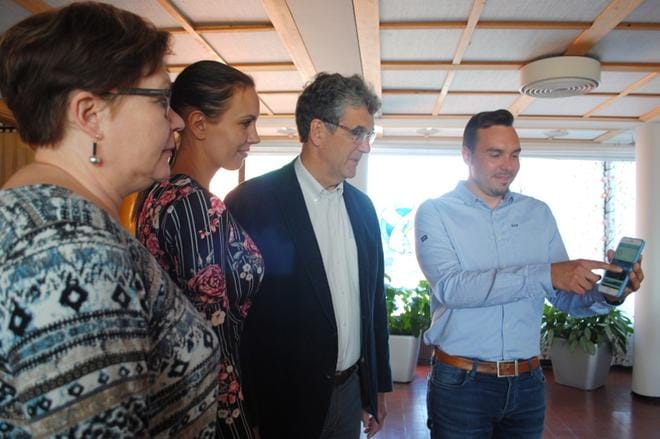 Kaupungin ict-päällikkö Tuomas Rantala näyttää Pekka Ala-Mäenpäälle, Hanna Lassilalle ja Terttu Liesmäelle, kuinka Alavuden uudet kotisivut toimivat nyt optimaalisesti myös mobiililaitteissa. KUVA: EEVA-LIISA KULJU
