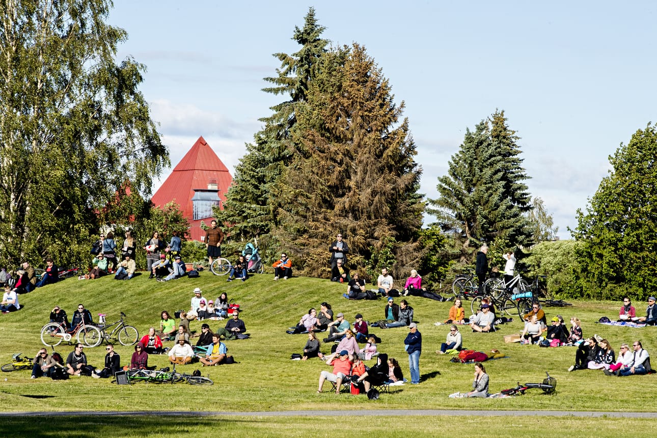 Puistopikinik-tapahtumien pääesiintymispaikkana on myös tänä vuonna Hollihana puiston lava.