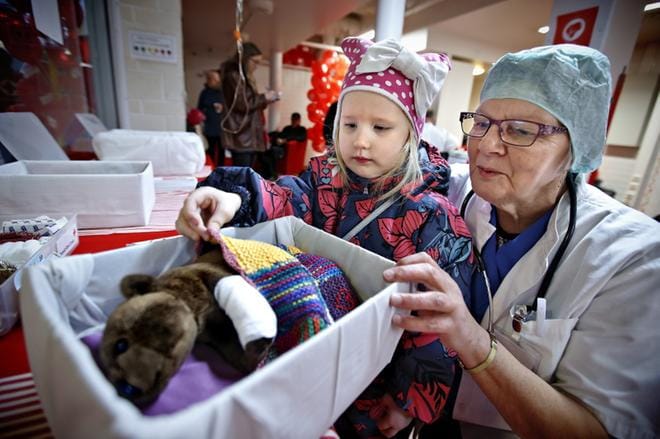 Nelli Peltoniemen Karhu-pehmo kaipaa hieman lepoa. Sen jalassa on pieni murtuma, jonka vuoksi ei saa hetkeen kiipeillä. Nallehoitaja Anna-Liisa Isomäki neuvoo, että Karhu kaipaa myös hellää silittelyä sekä riittävästi vettä ja raikasta ilmaa. KUVAT: TOMI KOSONEN