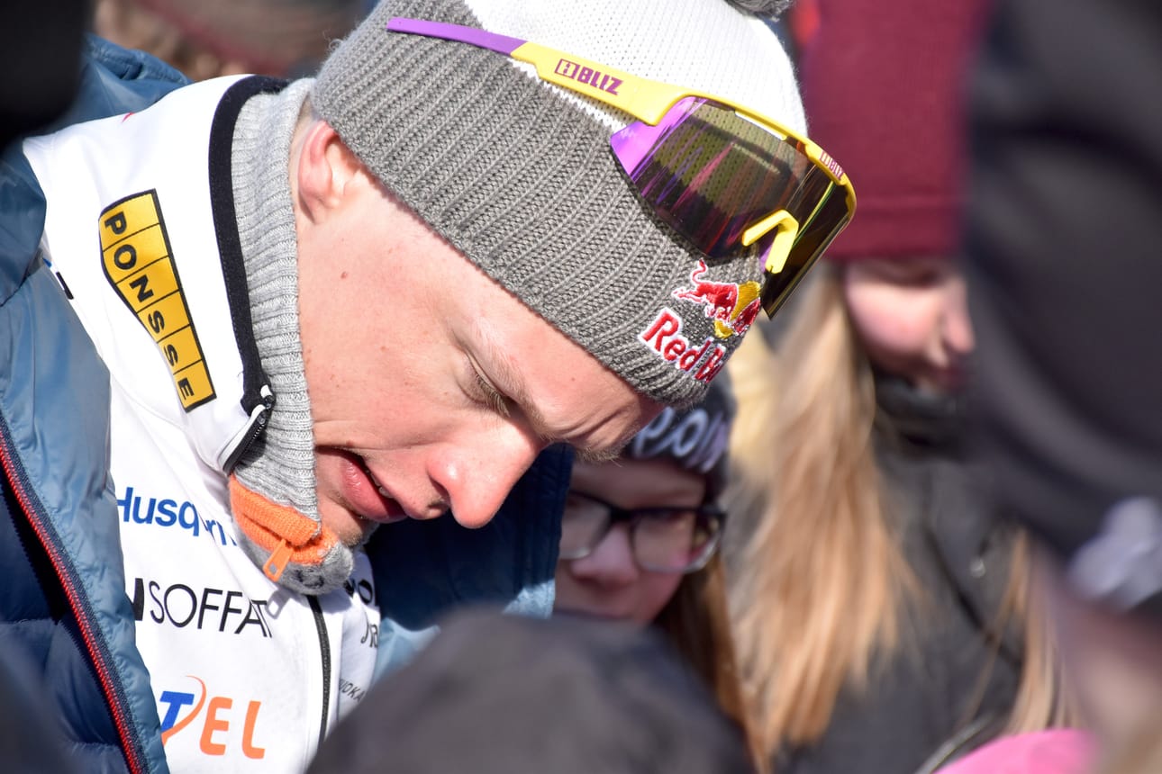 Olympiavoittaja Iivo Niskasen nimikirjoitukselle riitti kysyntää viestin jälkeen. Niskanen vei toista osuutta hopealle sijoittuneessa Vuokatti Ski Team Kainuun joukkueessa.