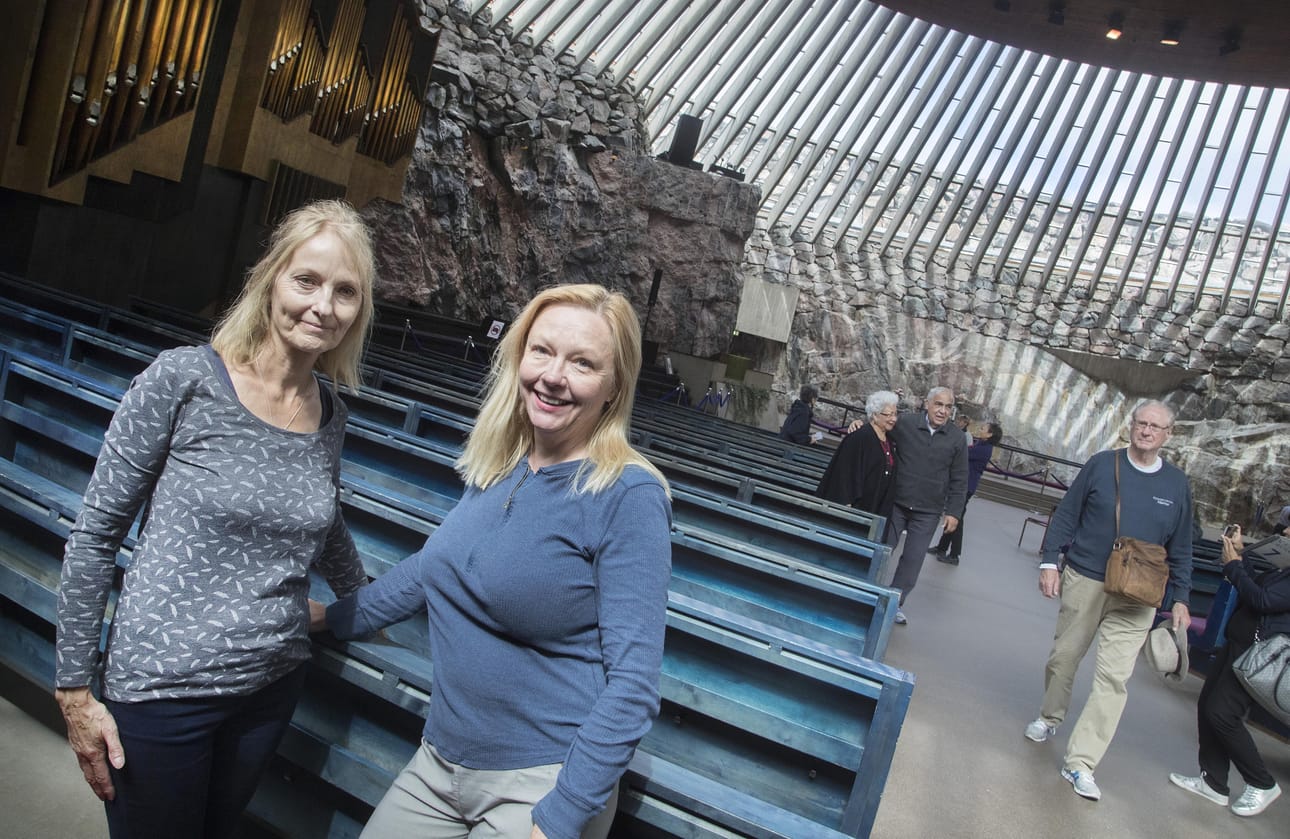 Helsinkiläinen Ritva Louhensalo (oik.) ja hänen englantilainen ystävänsä Liz päättivät pistäytyä kirkossa, kun joukko turisteja oli ensin kysynyt heiltä tietä sinne.