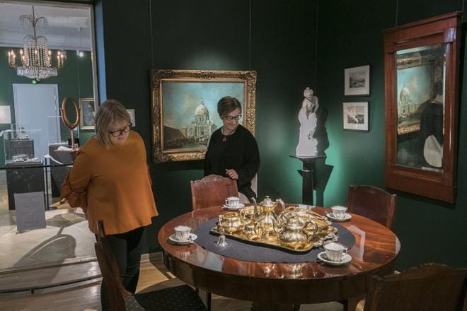 Liisa Rintala Hiekan taidemuseosta Tampereelta ja Nina Takala Vaasan kaupungin museoista ihailevat vanhoja pöytähopeita. KUVAT: MINNA ANTILA