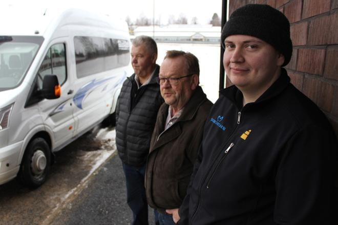 Taksimiesten Seppo (vasemmalla) ja Keijo Yrityksen sekä Miko Mäen tukikohta Alavudella on samassa pihapiirissä K-Supermarketin kanssa. KUVA: REIJO HEIKKILÄ