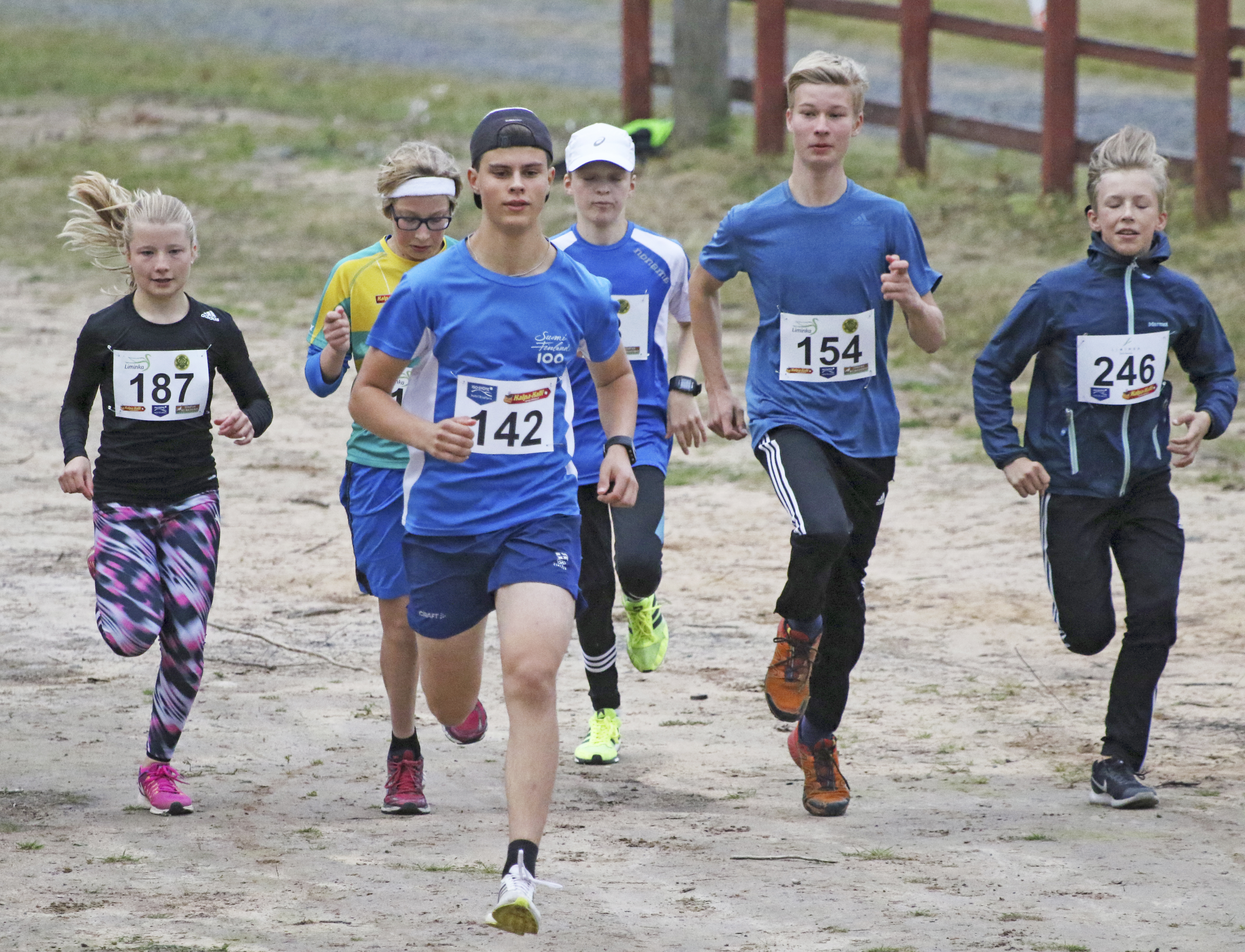 Eino Koivula johdattamassa joukkoa.