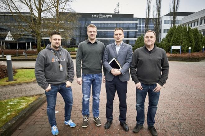 Yrittäjät Sami Metsänperä (vas.) Juha Borenius, Jukka Brandt ja Jari Surakka työskentelevät entisissä Nokian ja Microsoftin tiloissa Salon IoT Campuksella, jossa yritykset voivat tarvittaessa auttaa toinen toisiaan. Kuva: Ari-Matti Ruuska
