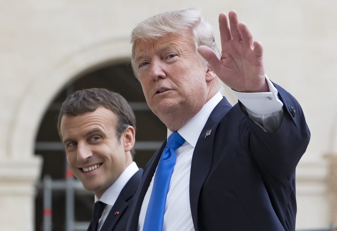 Yhdysvaltojen presidentti Donald Trump (oik.) on puolustanut poikaansa. Trump on vierailulla Ranskassa, jossa hän on tavannut presidentti Emmanuel Macronin.