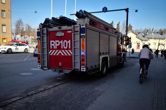 Pelastusyksiköitä saapui paikalle Vaasasta, Koivulahdesta ja Sepänkylästä. Myös pelastuslaitoksen ensihoitoyksikkö kävi palopaikalla. Kuva: Matti Rinnekangas