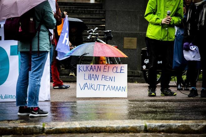 Hallitusneuvottelijoita ovat viime viikkoina evästäneet monet mielenosoittajat eri aiheista. Perjantaina aamulla muistutettiin, että pienikin voi vaikuttaa. KUVA: Joel Maisalmi