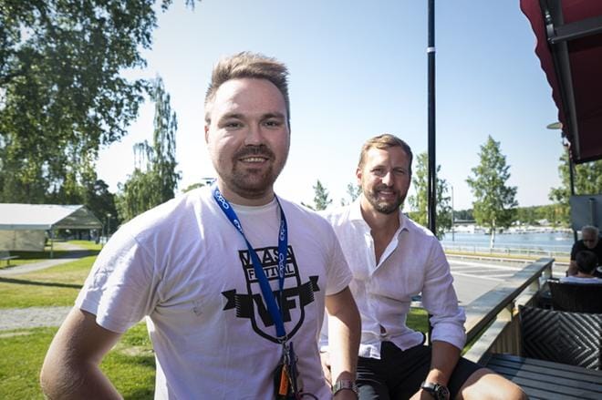 Promoottori Tommi Mäki ja Strampenin ravintoloitsija Robert Ekman ovat valmiina vilkkaaseen festivaaliviikonloppuun. –Vesipisteitä on entistä enemmän, uutuutena aurinkotuolialue ja pintapelastajatkin tarvittaessa turvaamassa. KUVA:PAULA KASKIMAA