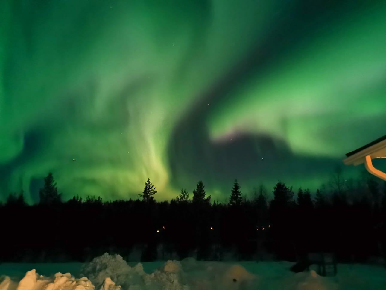 Jari Partanen kuvasi upeat revontulet Rovaniemen Hirvaalla torstaina kello 22.30.