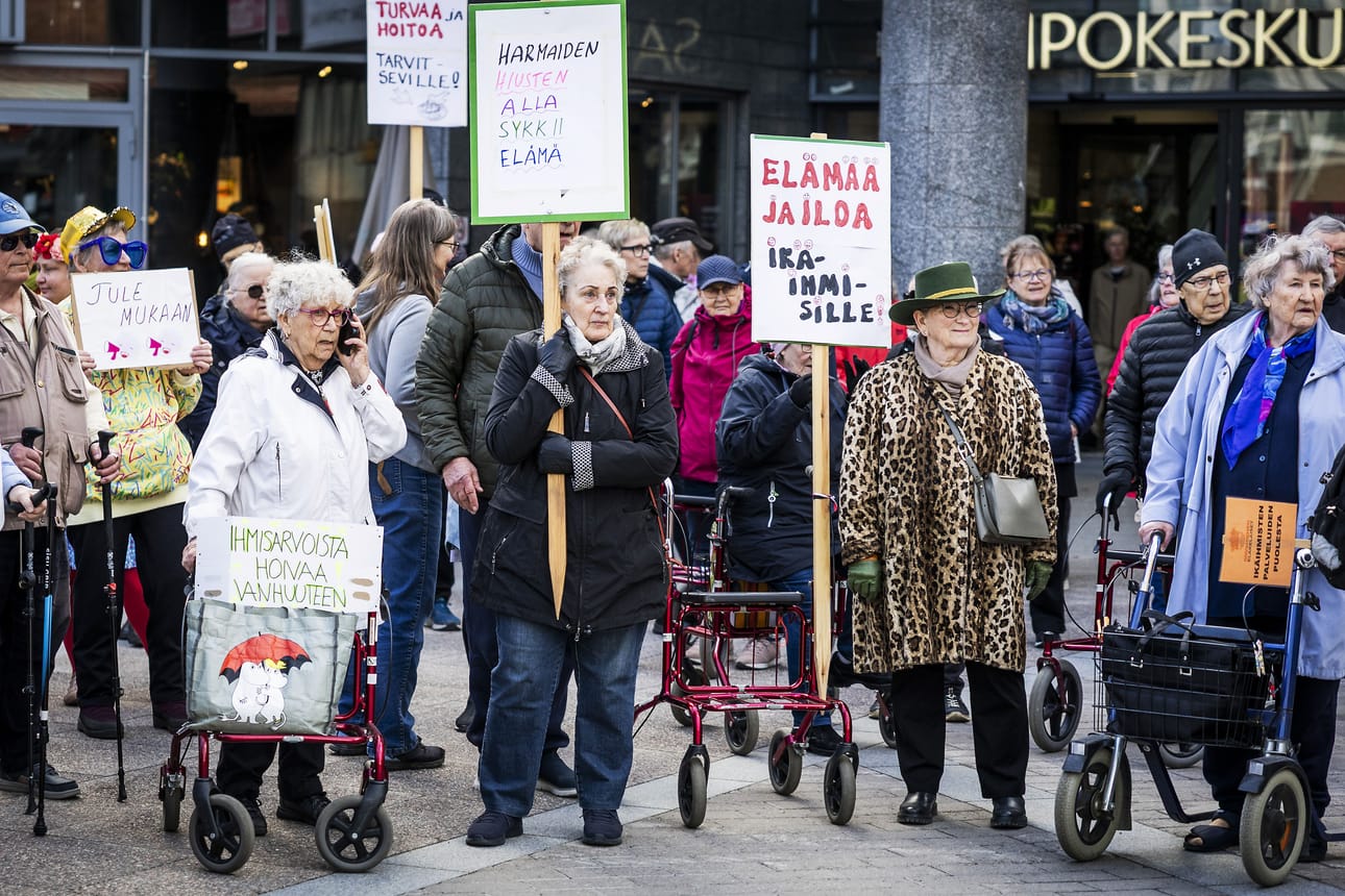 Rovaniemeläiset osallistuivat perjantaina rollaattorimarssille. Joukko lähti Rovaniemen pääkirjastolta ja kulki Rovakatua pitkin Lordinaukiolle.