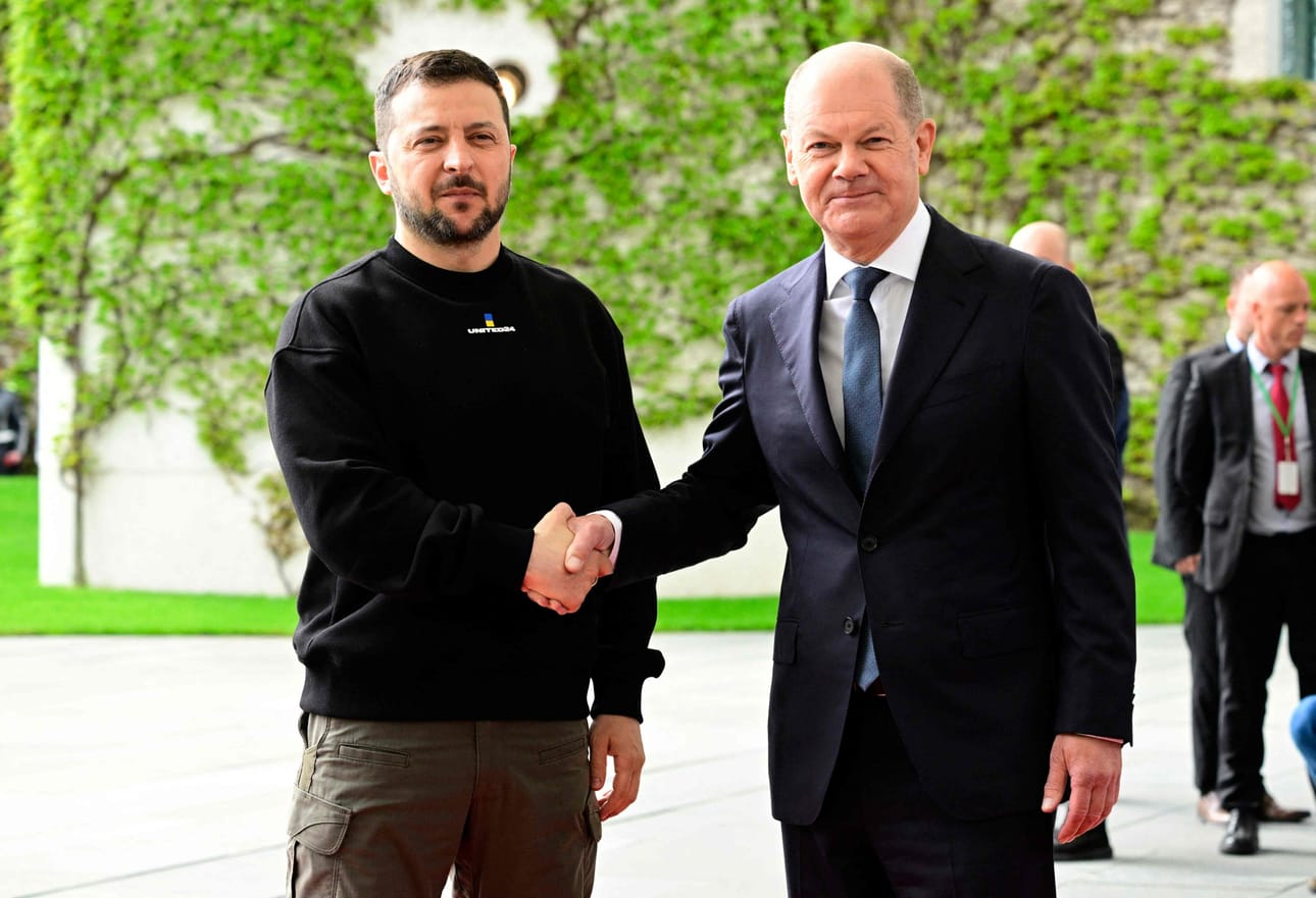 Saksan liittokansleri Olaf Scholz (oik.) ja Ukrainan presidentti Volodymyr Zelenskyi tapaavat perjantaina Frankfurtissa Saksassa. Arkistokuva viime vuoden toukokuulta. LEHTIKUVA/AFP