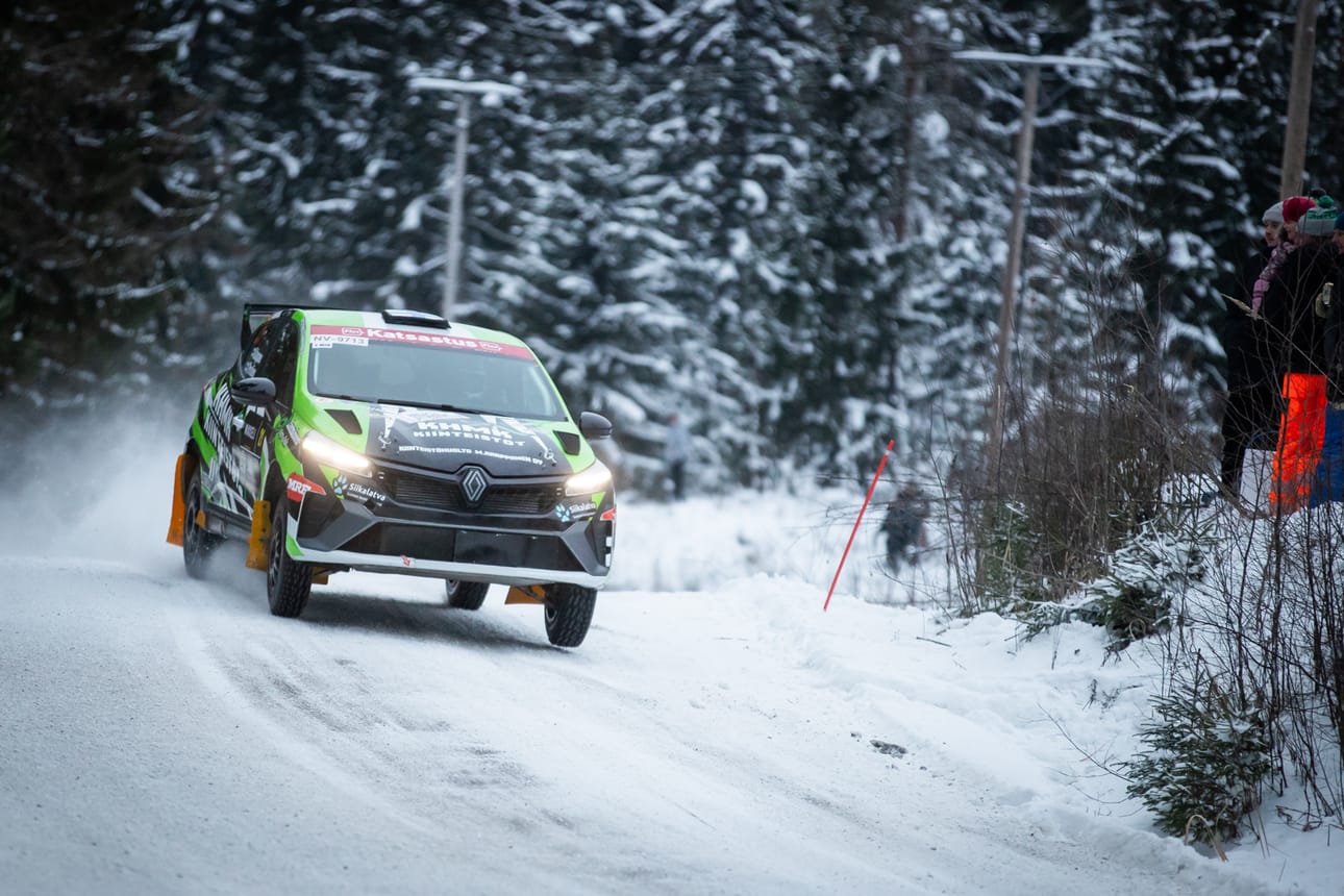Mika Karppasen kulkupelinä nähdään vihreä Renault, jolla mies on kiertänyt kilpailuja vuoden ajan.