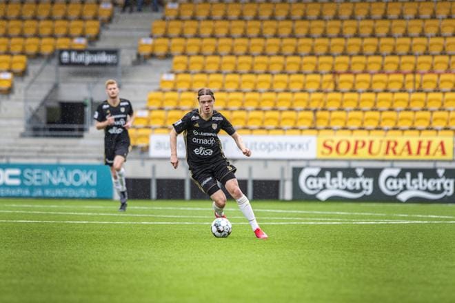 Daniel Håkans pelasi vahvan avauspuolikkaan SJK:n keskikentällä. KUVAT: TANJA KORPELA