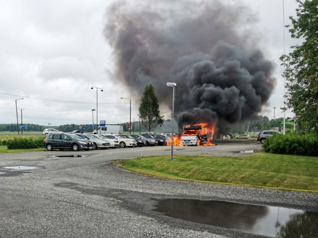 Palava matkailuauto vahingoitti myös autoliikkeen autoja.