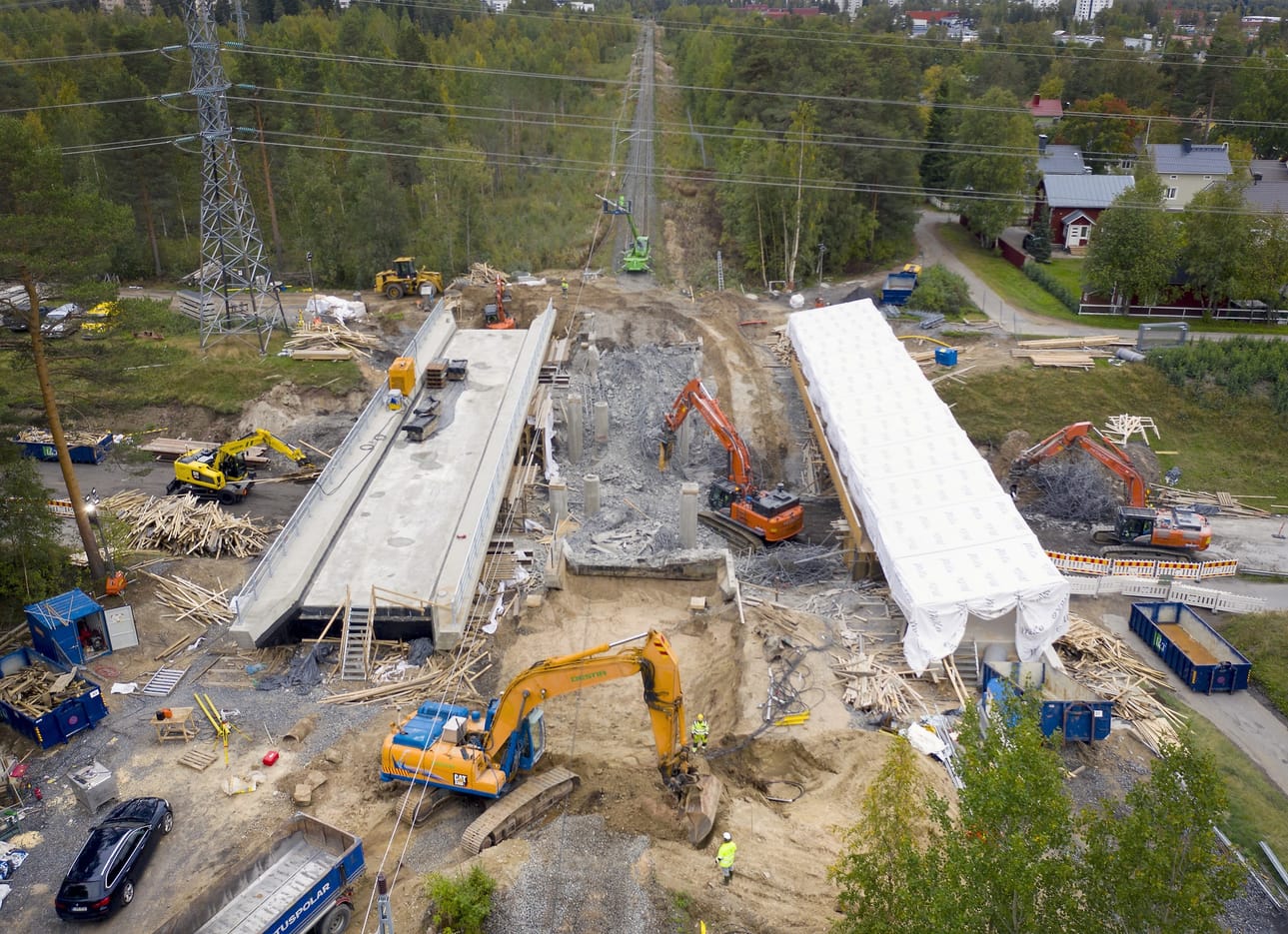 Oulun Tervahovintien ratasillan uusimisessa on meneillään kiihkein työponnistus. Kolmen vuorokauden ajan hommia paiskitaan yötäpäivää Väyläviraston ja Oulun kaupungin tilaamassa urakassa. Kuva maanantailta.